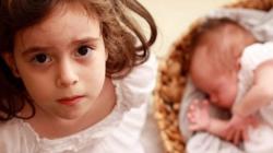Детская ревность: учим ребенка ревновать правильно Ревность старшего ребенка к новорожденному комаровский советы