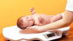 Как в норме должен набирать вес новорожденный ребенок и отклонения от норм